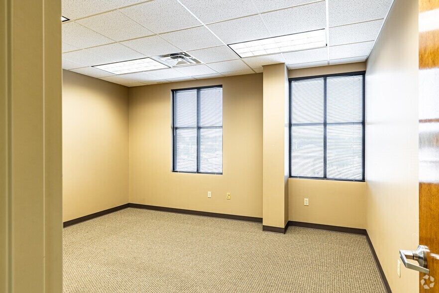 More Photos Of 831 NE Woods Chapel Rd, Lee's Summit Office For Lease