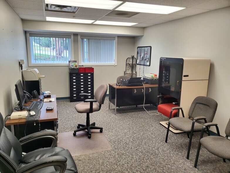 More Photos Of 7857 Enon Dr, Hollins Medical For Sale