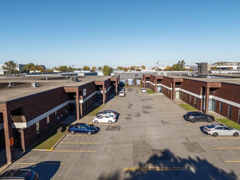 More Photos Of 8459-8497 Ch Dalton, Mont-Royal Flex For Lease