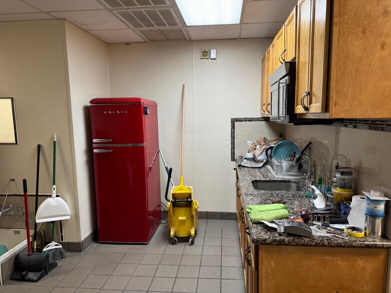 More Photos Of 9322 LBJ Fwy, Dallas Fast Food For Lease