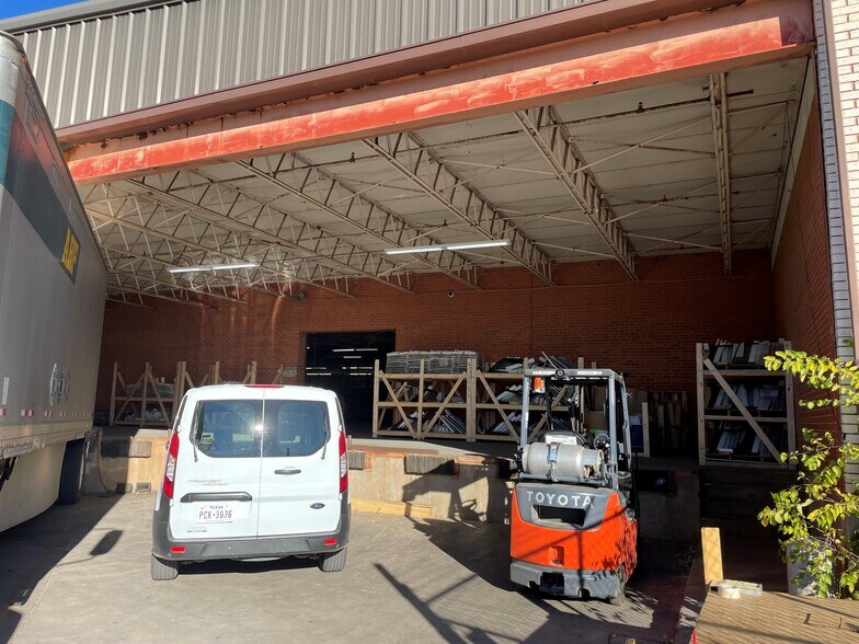 More Photos Of 5517 N 1st St, Abilene Distribution For Sale