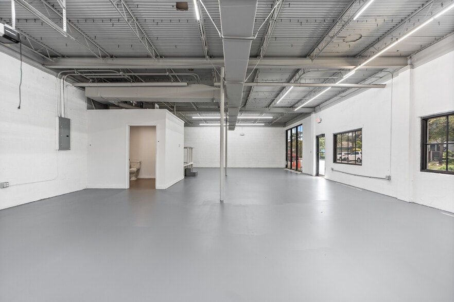 More Photos Of 3472 NE 5th Ave, Oakland Park Showroom For Lease