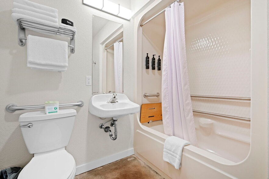 More Photos Of 612 N Lakeshore Dr, Ludington Hotel For Sale