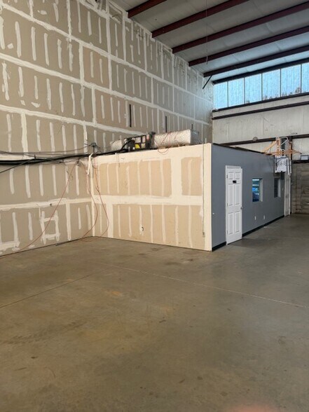 More Photos Of 4329 W Pensacola St, Tallahassee Warehouse For Lease