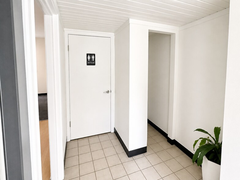More Photos Of 935 N Plum Grove Rd, Schaumburg Office For Sale