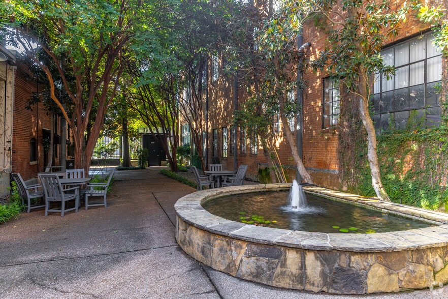 More Photos Of 4121 Commerce St, Dallas Unknown For Lease