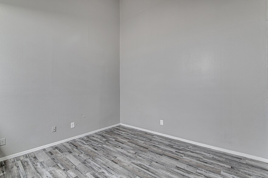 More Photos Of 711 Grand Ct, Arlington Apartments For Sale