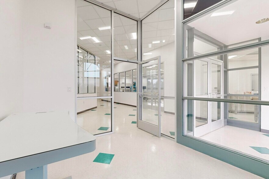 More Photos Of 6410 Gibson Blvd SE, Albuquerque Bank For Sale