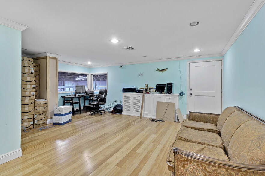 More Photos Of 1051 E 24th St, Hialeah Warehouse For Sale
