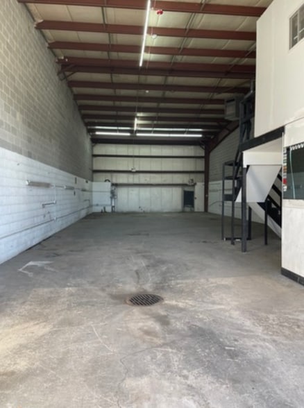 More Photos Of 19203-19215 85th Ct, Mokena Warehouse For Lease