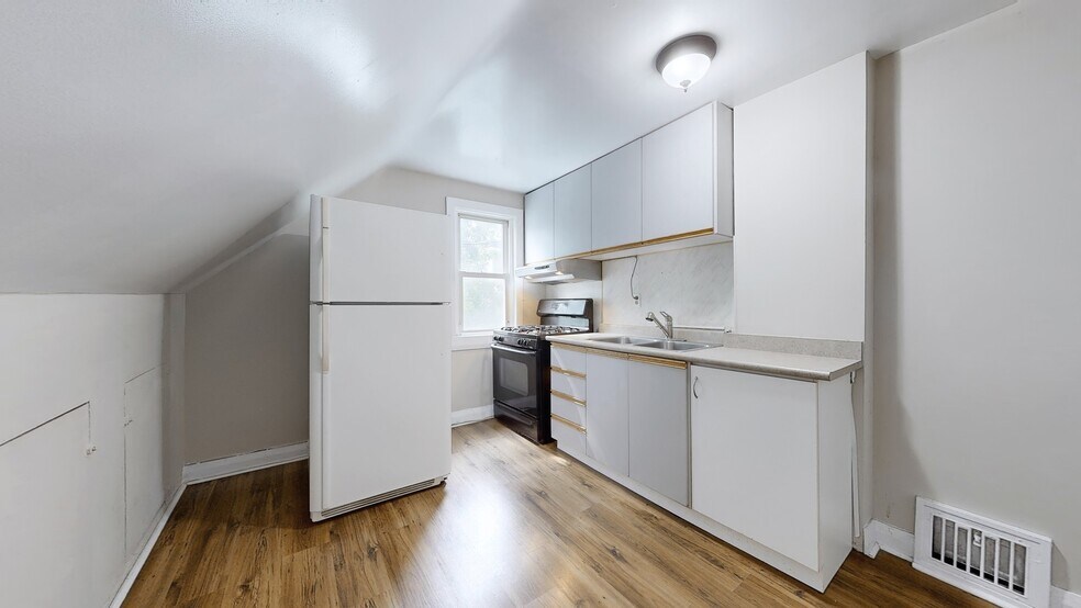 More Photos Of 509 Lakeshore Rd W, Oakville General Retail For Sale