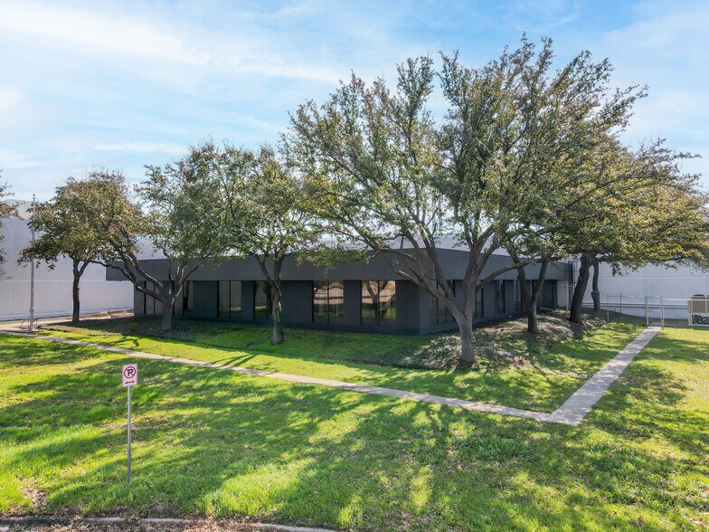 More Photos Of 4404 S Beltwood Pky, Dallas Warehouse For Lease