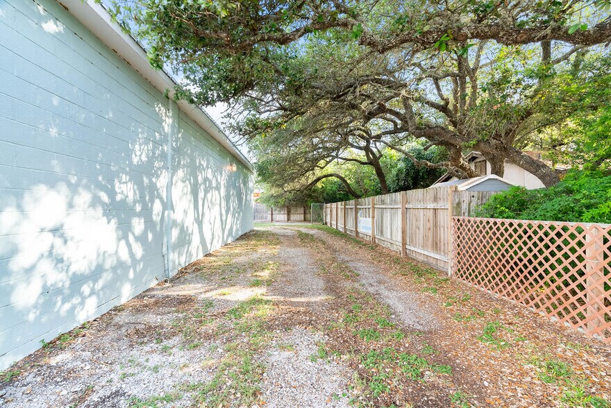 More Photos Of 1700 Highway 35 N, Rockport Storefront Retail Office For Sale