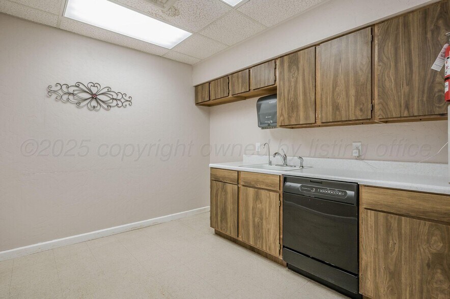 More Photos Of 1505 N Banks St, Pampa Office For Sale
