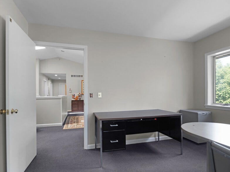 More Photos Of 644 E Main St, Palmyra Office For Sale