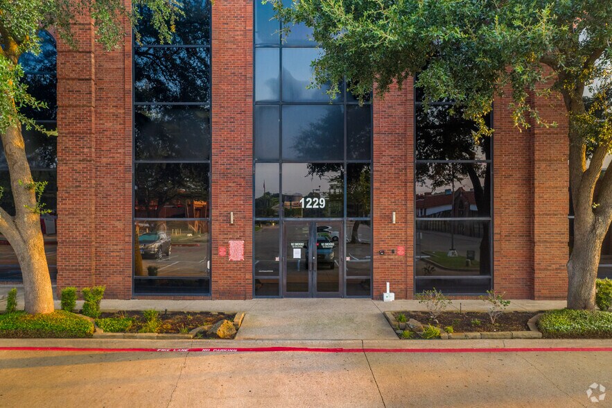 More Photos Of 1229-1231 E Pleasant Run Rd, DeSoto Office For Lease