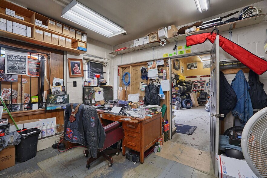 More Photos Of 140 S River St, Franklin Storefront For Sale