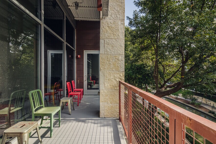 More Photos Of 102 9th St, San Antonio Office For Sale