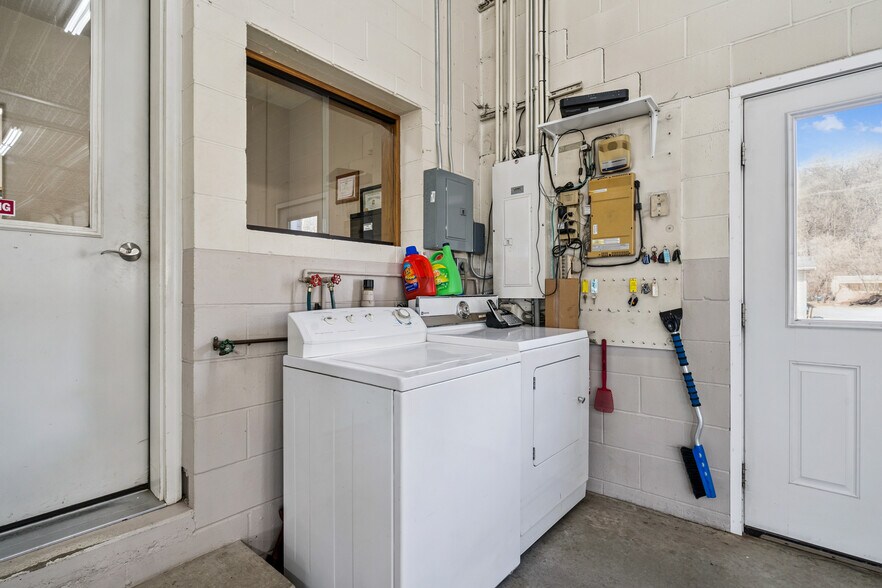 More Photos Of 702 Short St, Decorah Office For Sale