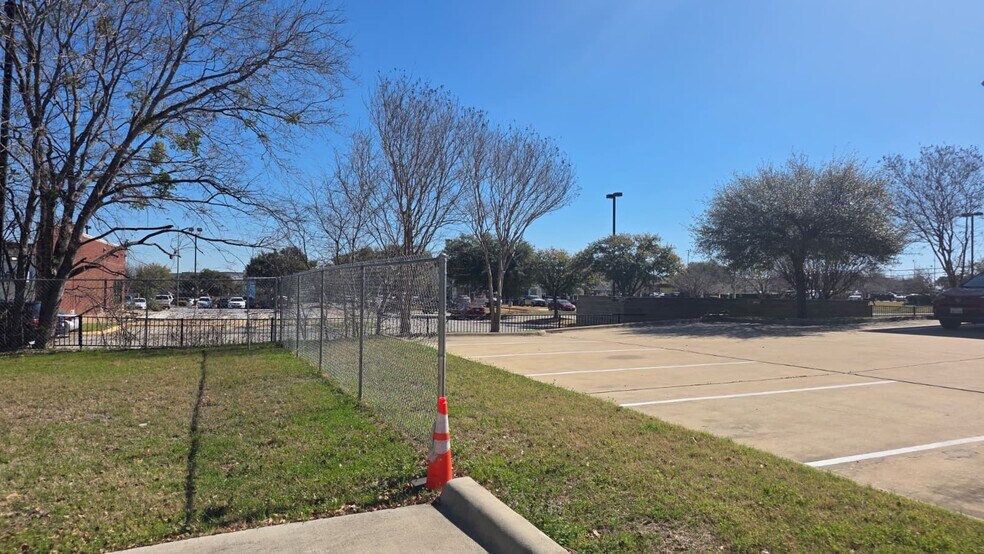 More Photos Of 1713 Park Pl, College Station General Retail For Lease