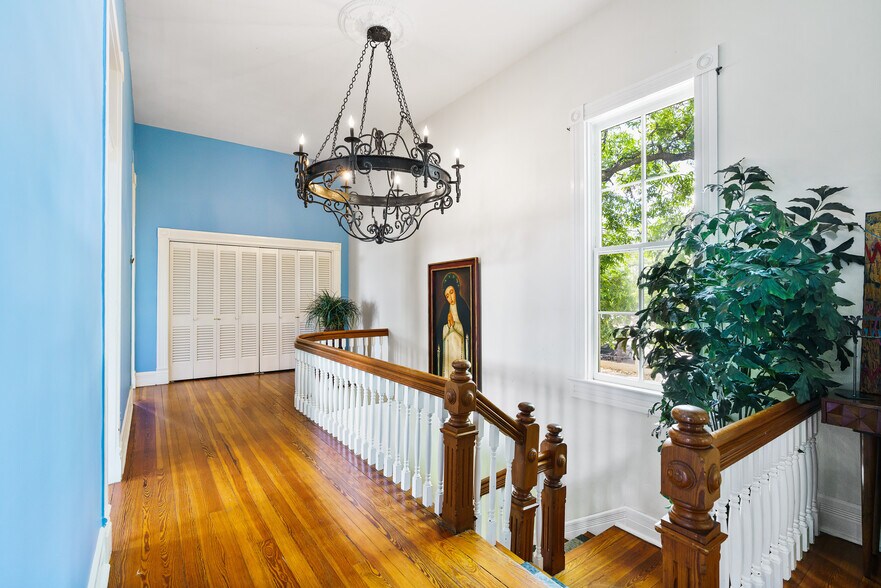 More Photos Of 1037 S Alamo St, San Antonio Hospitality For Sale
