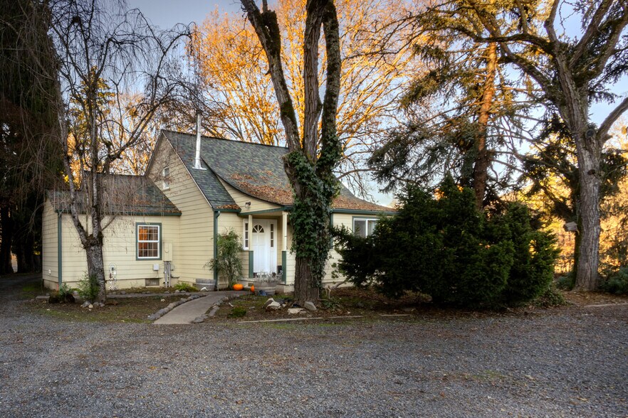 More Photos Of 3311 Rogue River Hwy, Gold Hill Specialty For Sale