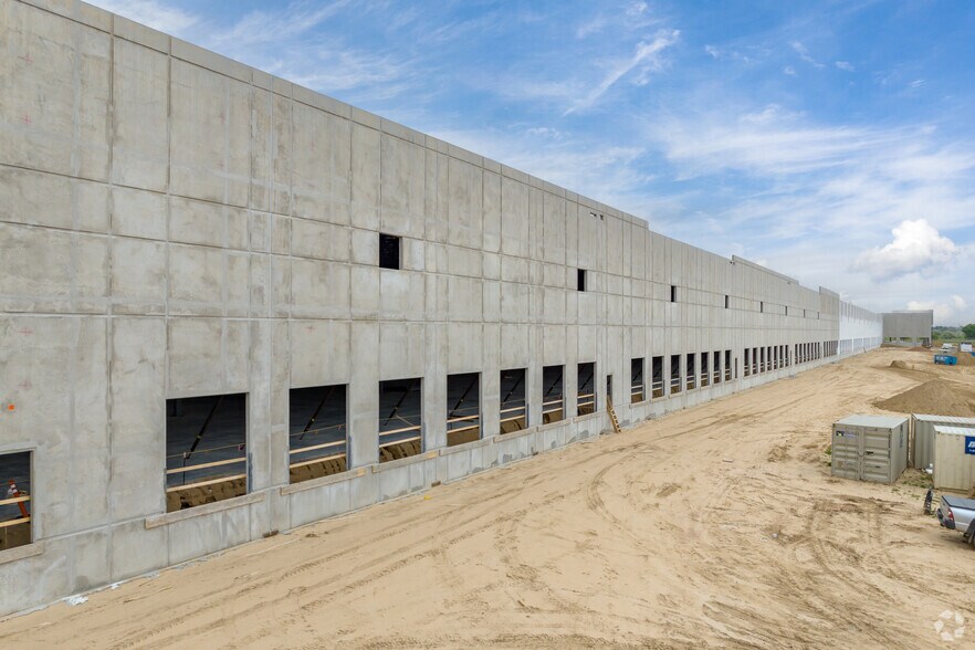 More Photos Of 6196 East Bridge St, Brighton Distribution For Lease