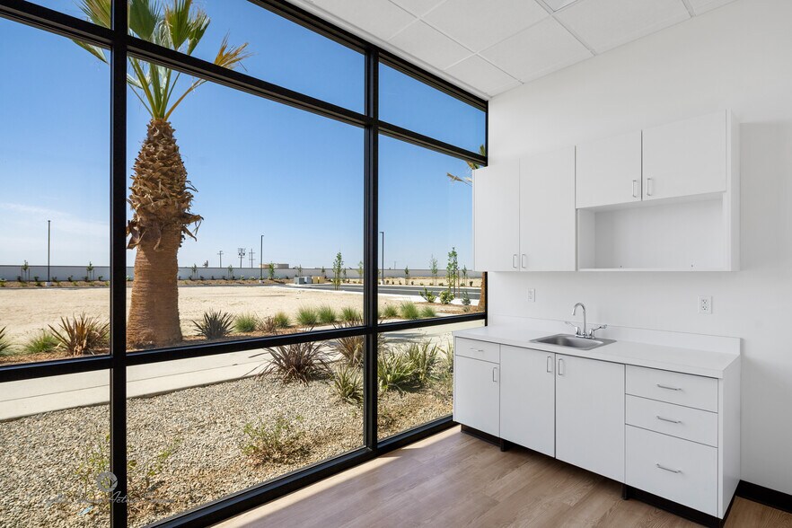 More Photos Of 11905 Bolthouse Dr, Bakersfield Unknown For Lease