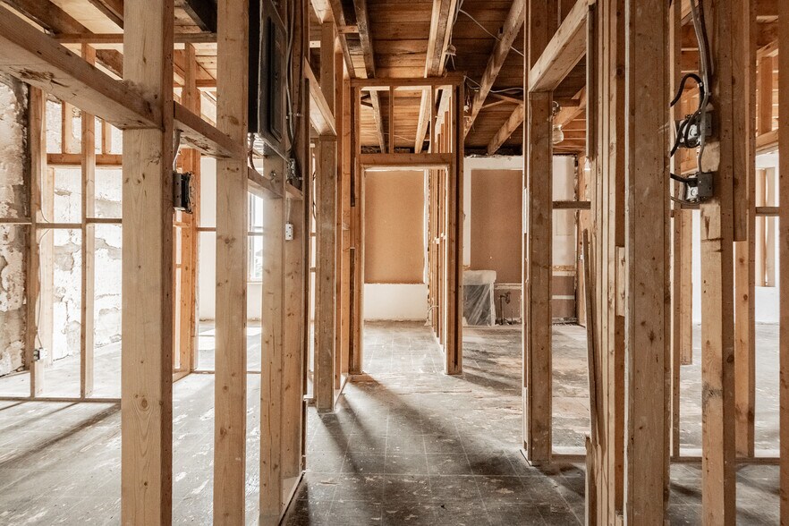 More Photos Of 187-199 King St W, Prescott Storefront Retail Residential For Lease