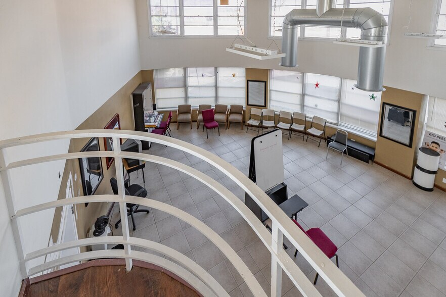 More Photos Of 5245 W San Fernando Rd, Los Angeles Showroom For Sale
