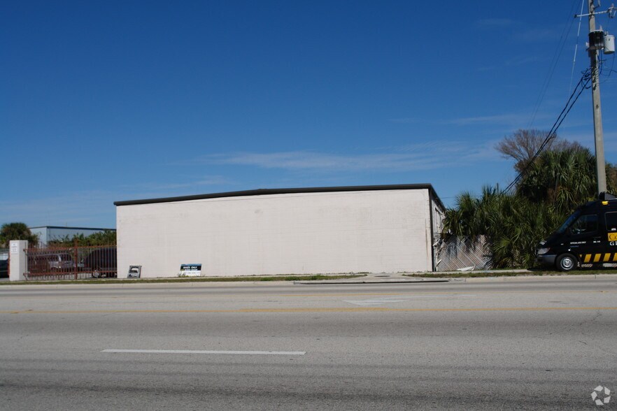 More Photos Of 3609 Old Winter Garden Rd, Orlando Warehouse For Lease