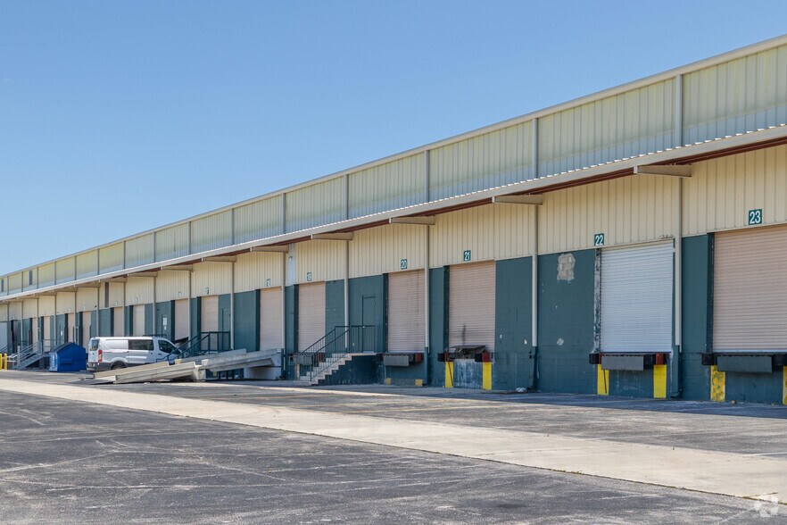 More Photos Of 3135 Drane Field Rd, Lakeland Warehouse For Lease