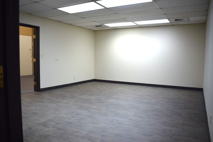 More Photos Of 613 Pacific Ave S, Kelso Distribution For Lease