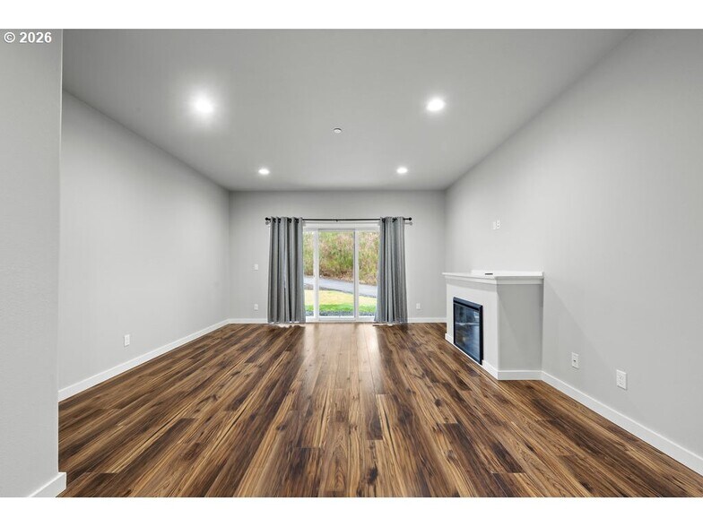 More Photos Of 1524 SE Honeysuckle Loop, Warrenton Apartments For Sale