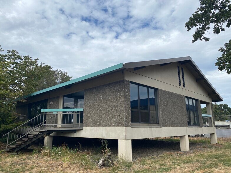 More Photos Of 6225 SE Lake Rd, Portland Office For Sale