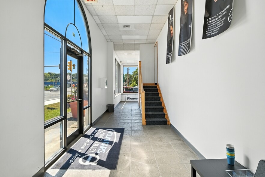 More Photos Of 48 Damon Rd, Northampton Auto Dealership For Lease