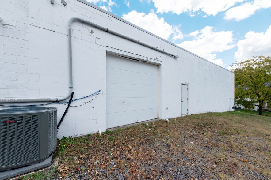 More Photos Of 422 E Main St, Kingwood Storefront For Lease