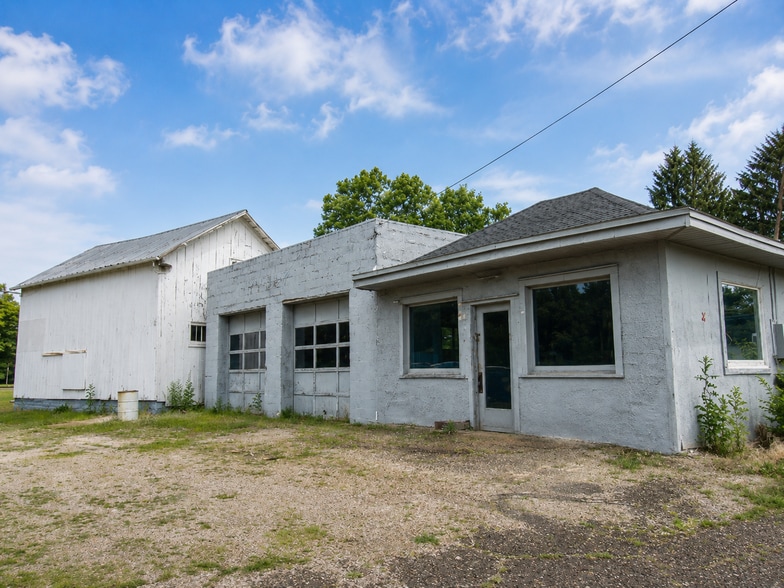 Primary Photo Of 406 N Main St, Utica General Retail For Sale