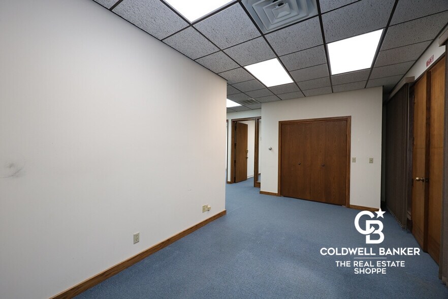 More Photos Of 911 N Main St, Garden City Office For Sale