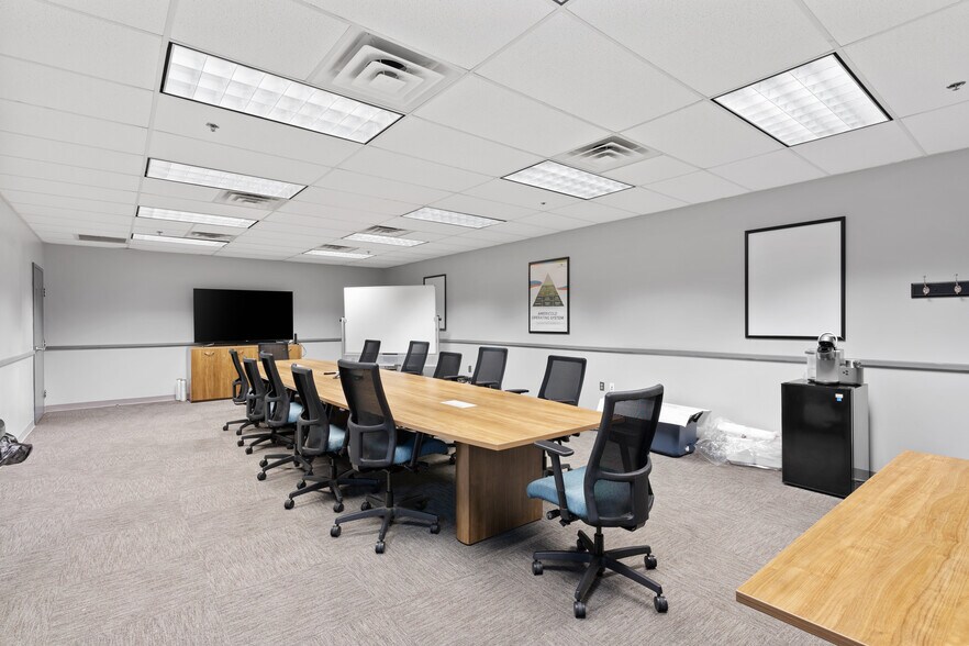 More Photos Of 1239 Oakleigh Dr, East Point Warehouse For Lease