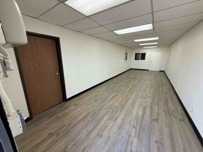 More Photos Of 21610 Lassen St, Chatsworth Warehouse For Lease