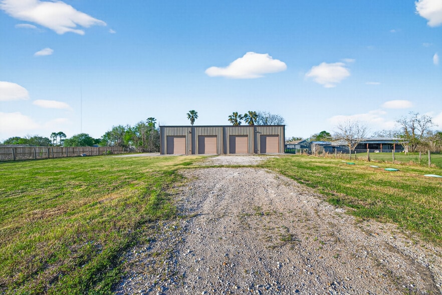 More Photos Of 5901 County Road 675B, Rosharon Warehouse For Lease