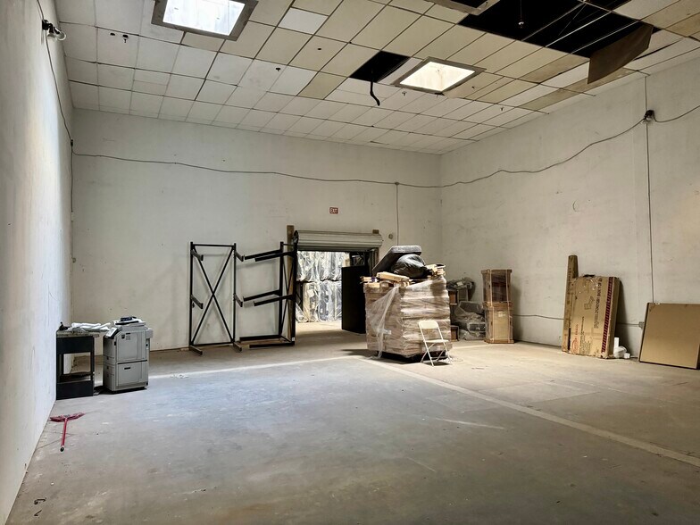 More Photos Of 10679 Harry Hines Blvd, Dallas Showroom For Lease