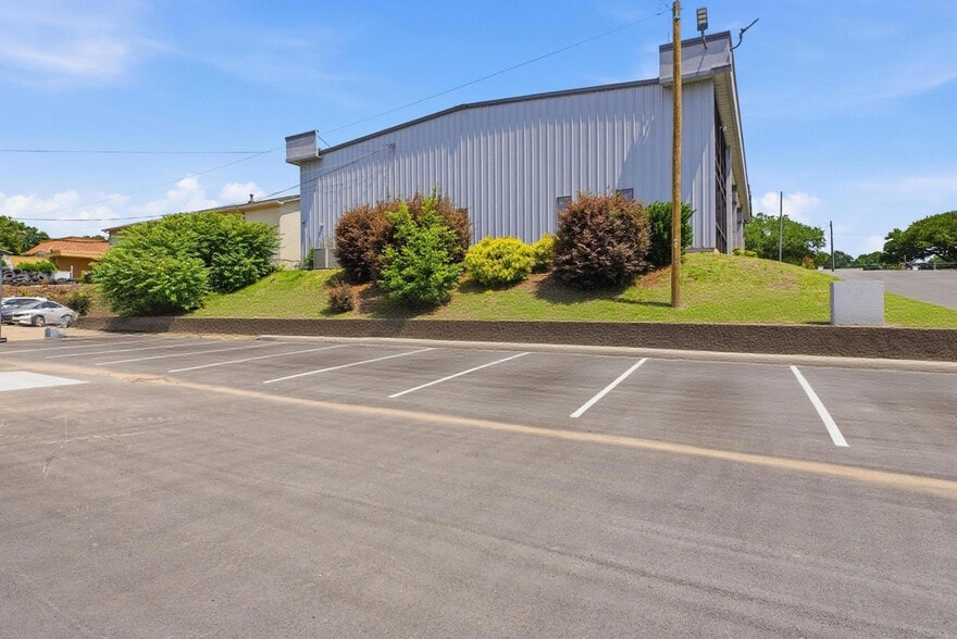 More Photos Of 325 W Dixon Blvd, Shelby Unknown For Lease