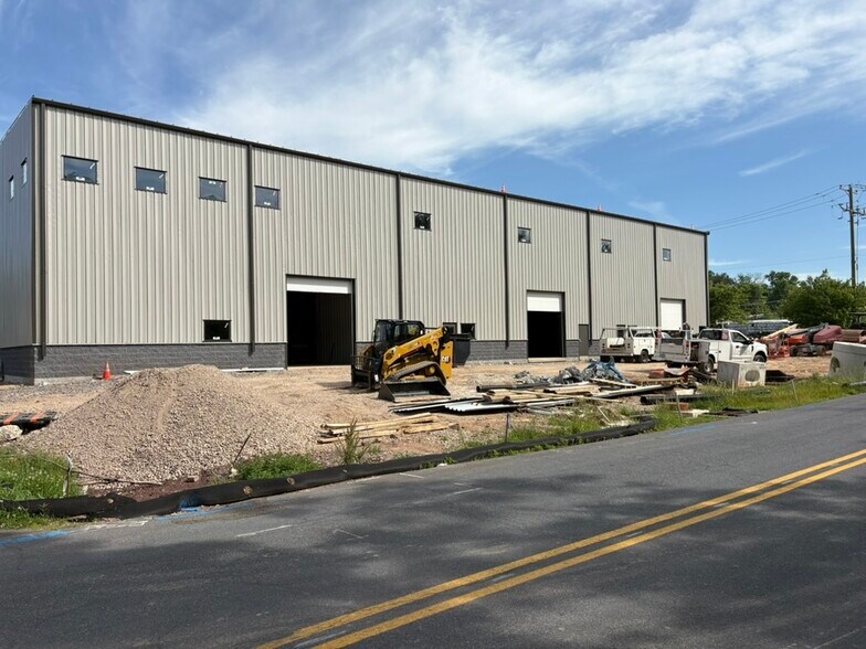 More Photos Of 17 Industrial dr, New Britain Manufacturing For Lease