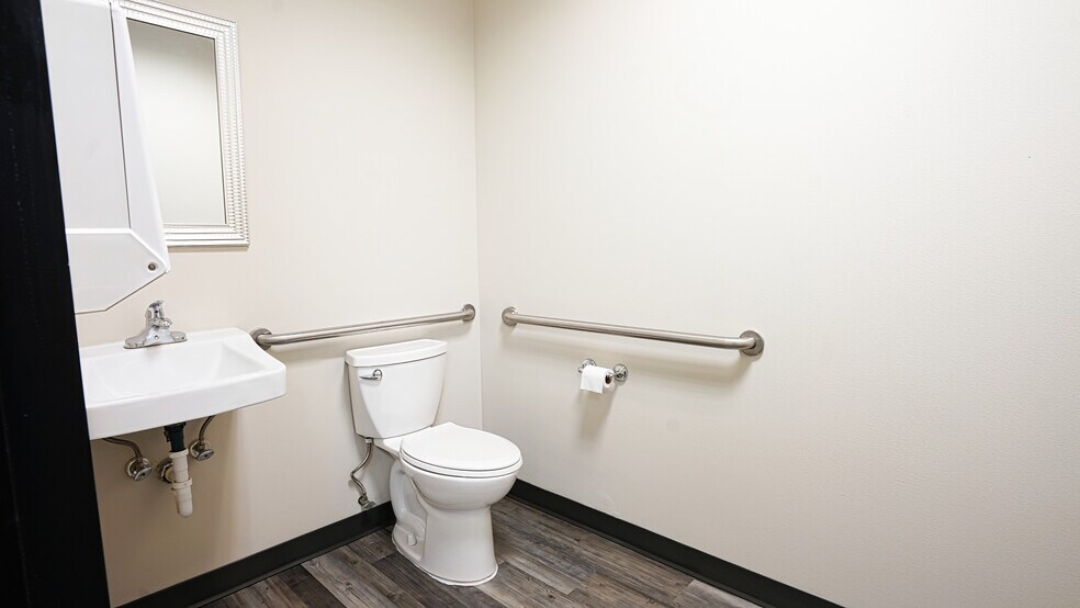 More Photos Of 5335 Brystone Dr, Houston Flex For Lease