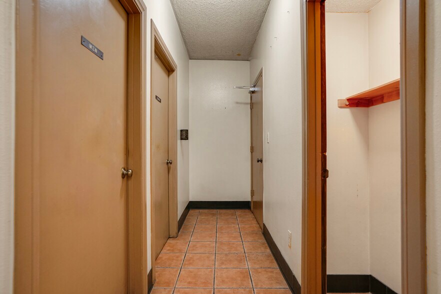 More Photos Of 1825 E Vista Way, Vista Restaurant For Sale