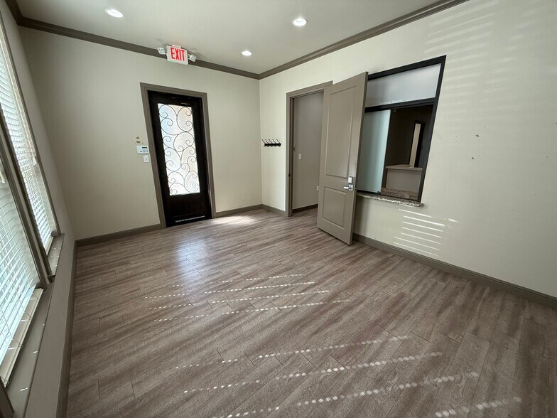 More Photos Of 802 N Bonnie Brae St, Denton Medical For Lease