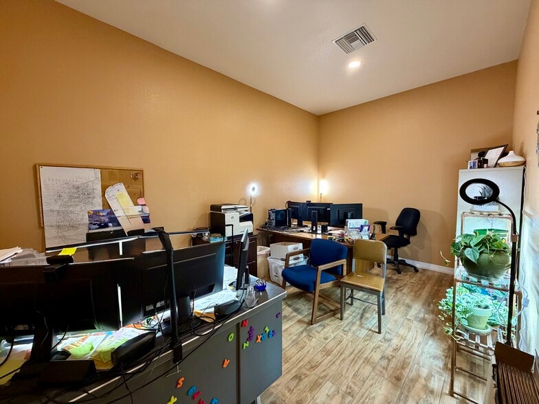 More Photos Of 213 W Hobsonway, Blythe Office Residential For Sale