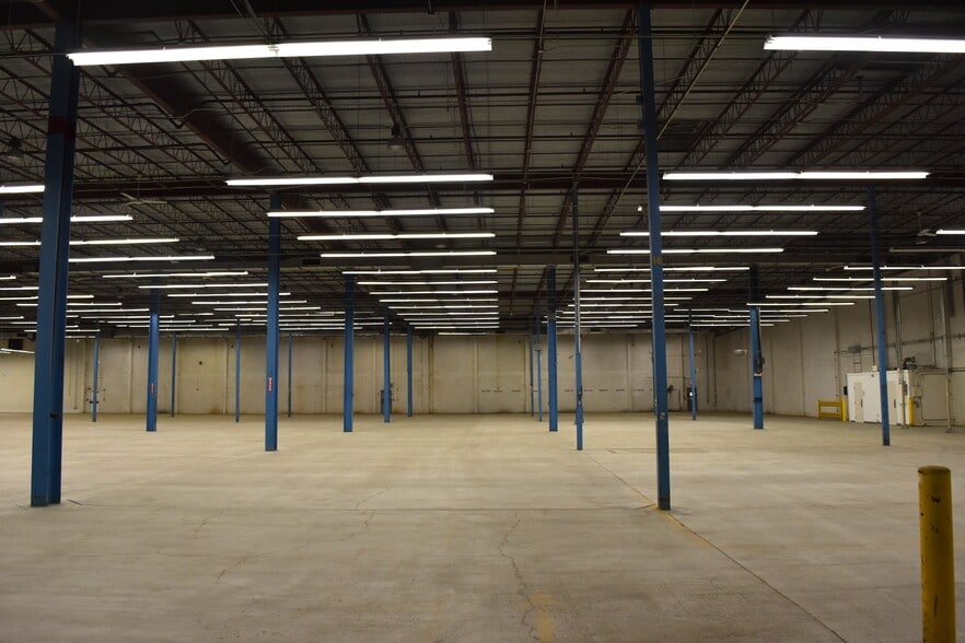 More Photos Of 2400 118th Ave N, Saint Petersburg Manufacturing For Sale
